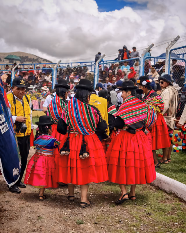 Bailarinas tras el concurso del Jach'a Anata Phunchawi
