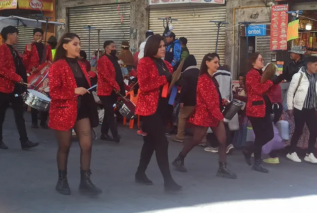 Women percussionists at Gran Poder