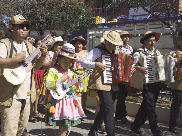 Músicos en el Desfile del Día de la Tradición Aiquileña