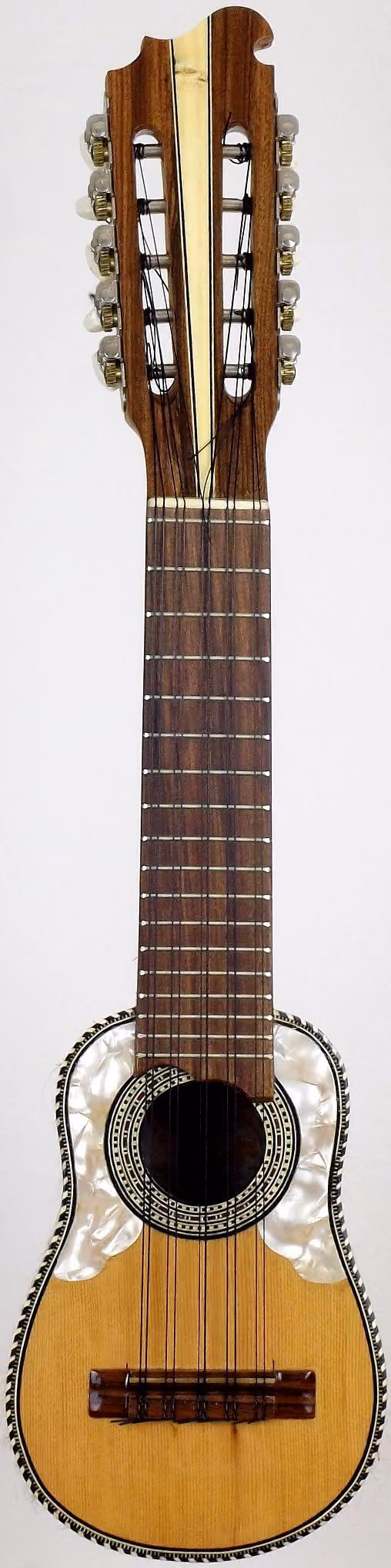 Charango boliviano de caparazón de armadillo 01
