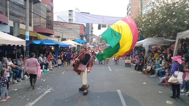 Pujllay con bandera de Bolivia
