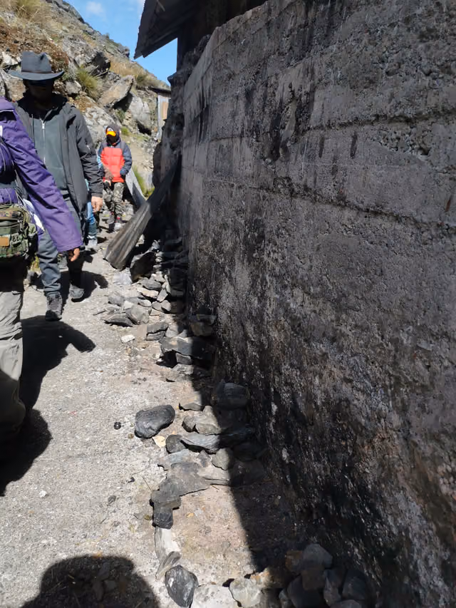 Ofrendas y apachetas detrás del santuario de Quyllurit'i