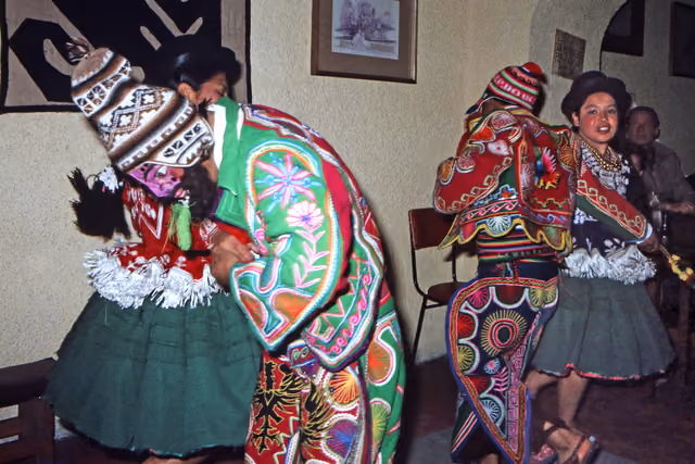 Bolivian folklore and costumes (La Paz)
