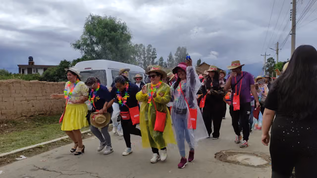 Woman dressed as a cholita in the Villa Rivero comparsa
