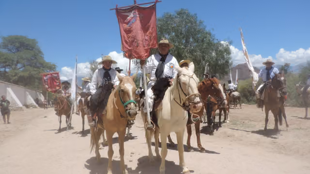 Fiestas patronales en Molinos (Salta): alféreces con banderas