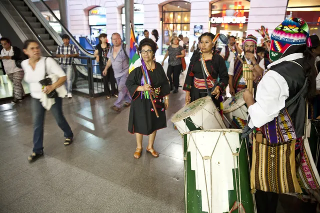 Música del altiplano en la estación de trenes de Constitución