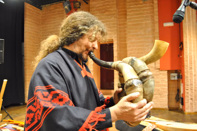 Músico tocando el wajarapuco