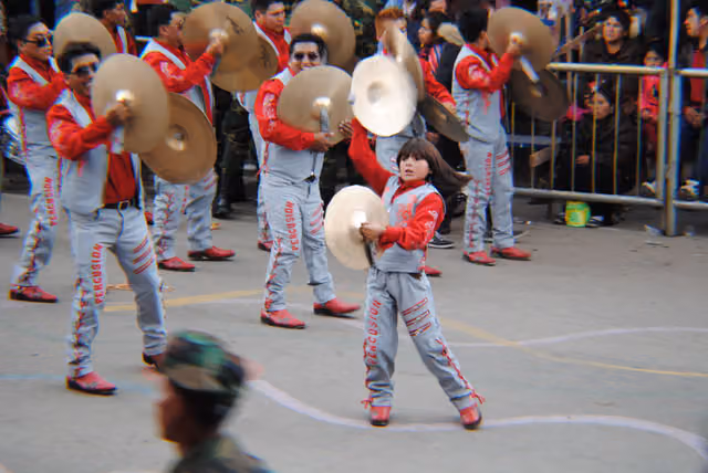 Niño platillero del Carnaval boliviano