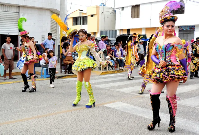 Chinas (señorita) puneña de la danza morenada del Perú