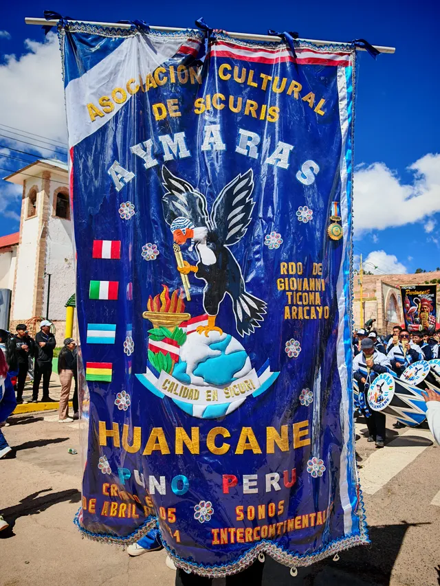 Banner of the Asociación Cultural de Sikuris Aymaras de Huancané