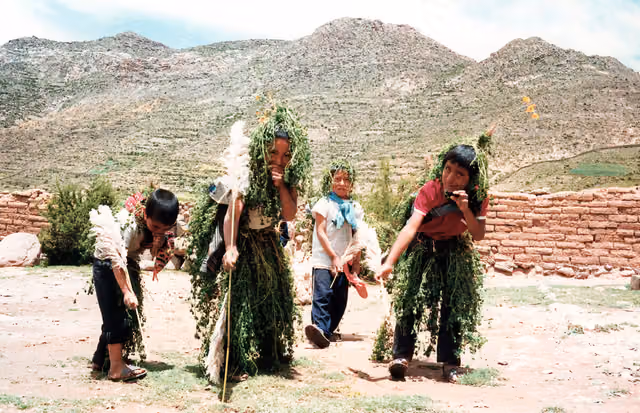 Qaqachaka, 0214: niños bailando en carnavales vestidos como jira mayku