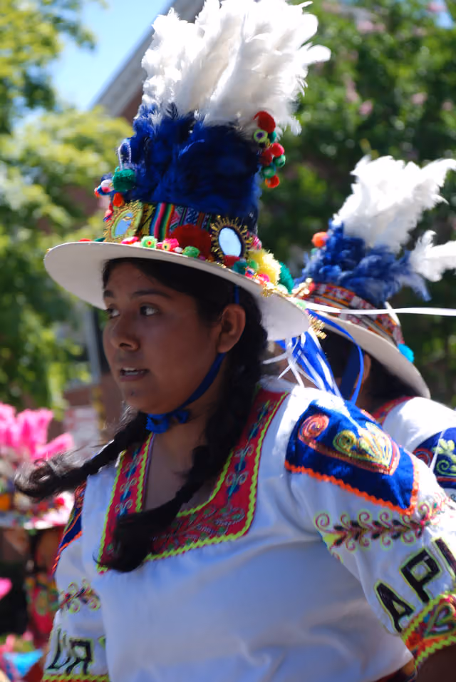 Bailarines Tinkus Wapurys, desfile de Fairfax (2014)