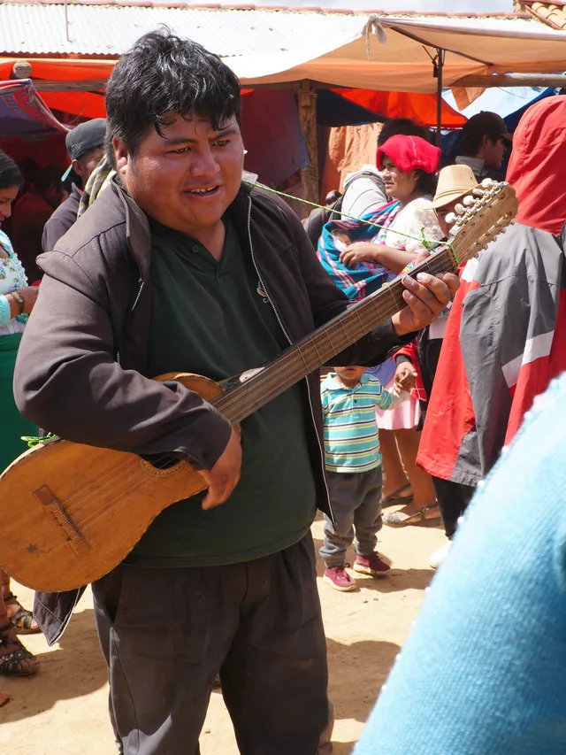 Músico con charango carnaval en la Gran Pukara de Tarabuco