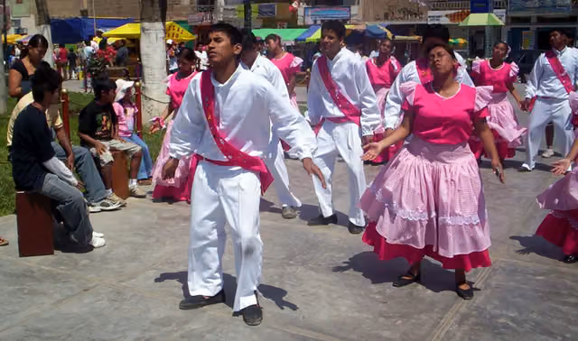 Bailando festejo en la Plaza de Armas de Imperial