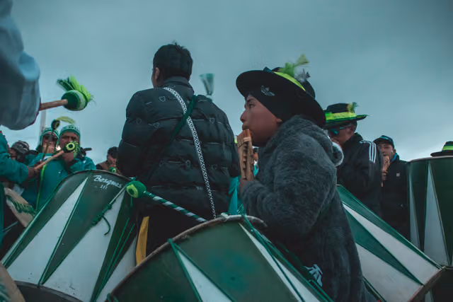 Sikuris playing melodies on Pokopaka hill