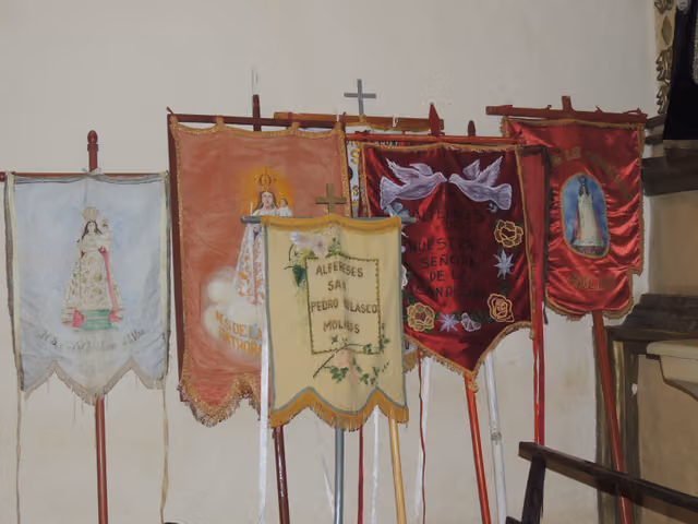 Banderas de los grupos de alféreces en Molinos