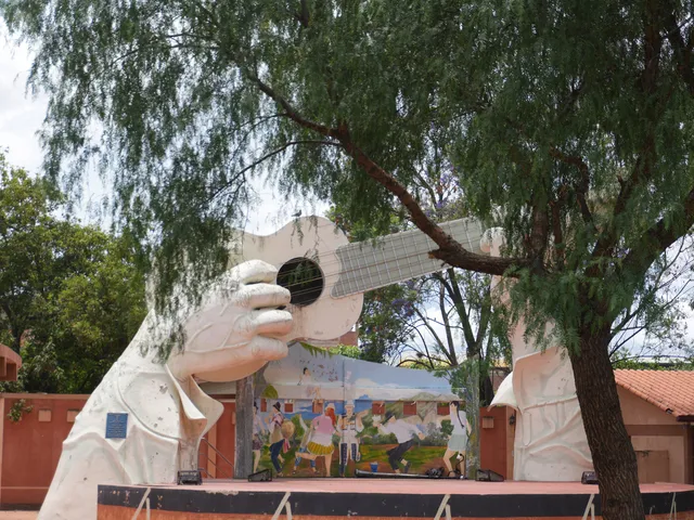 Escenario del Teatro al Aire Libre Walter Camacho – El K’jochi con charango gigante