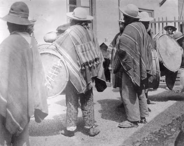 Músicos quechuas con tambores en Pelechuco