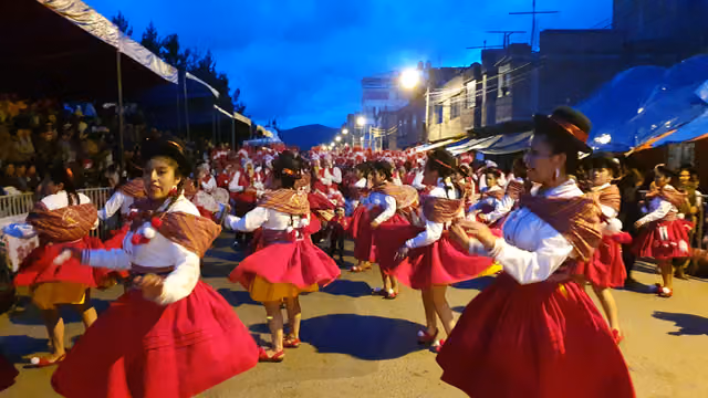 Niño en medio de un valle de bailarinas