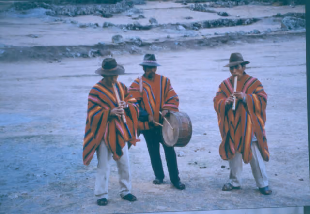 Tres músicos indígenas (quechuas) con poncho, flautas dulces y tambor