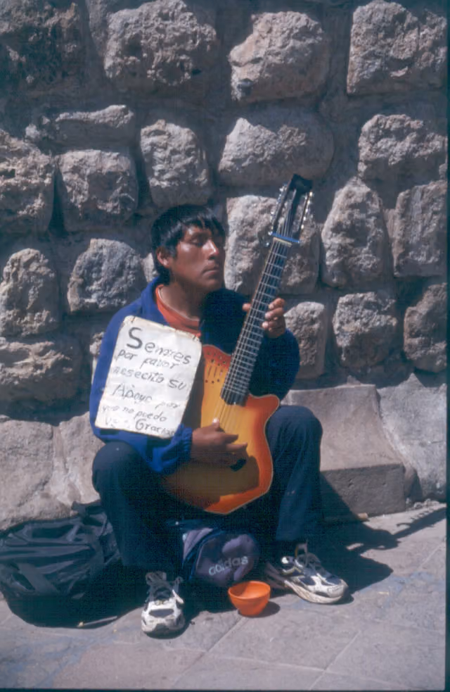 Músico callejero ciego con guitarra (quechua), Arequipa