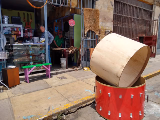 Drum getting a new head near Plaza Dos de Mayo (Lima)