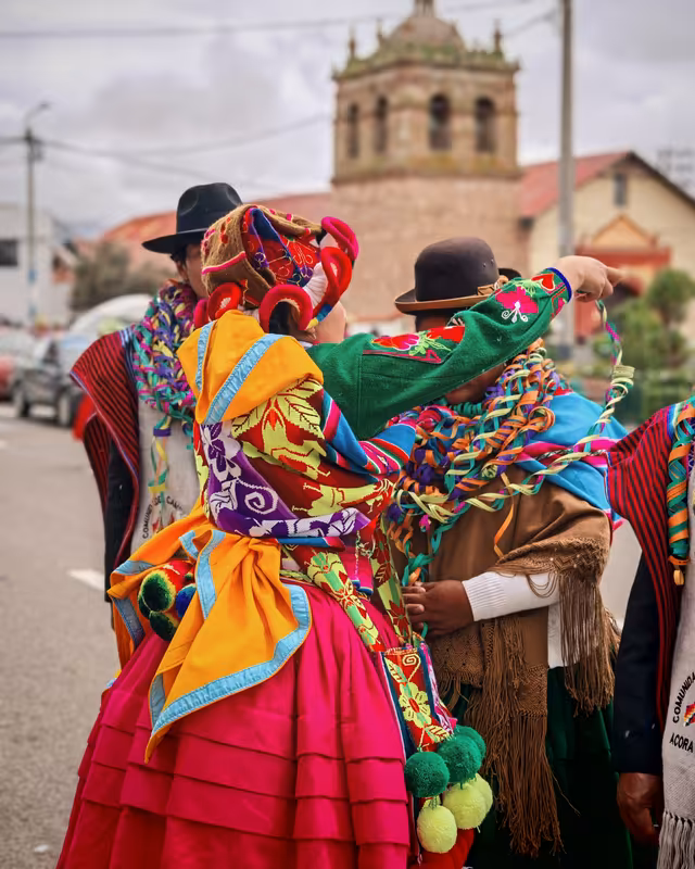 Serpentinado de tenientinas comunales en la apertura del Jach'a Anata Phunchawi (foto 2)