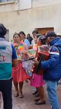 Comparsa cantando y bailando coplas (Carnaval de Villa Rivero)