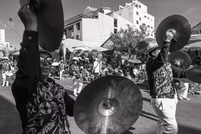 Músicos en el carnaval de Cochabamba