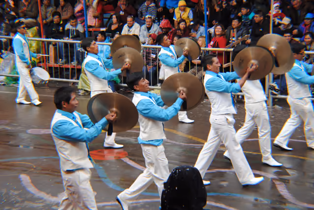 Platilleros (cymbal players)