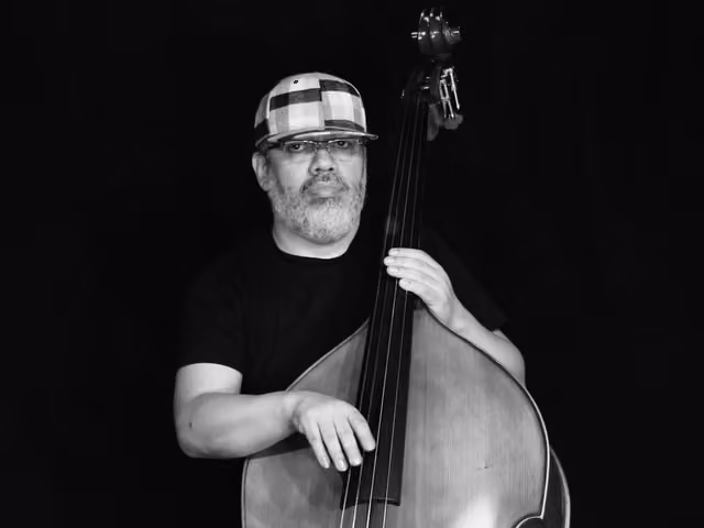 Alexander Cuesta Moreno playing double bass