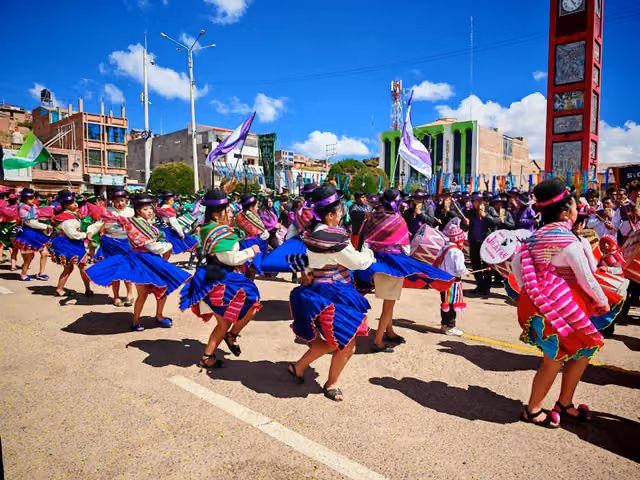Bailarinas de Sikuris Jach'a Jilatas en la retreta musical de Huancané