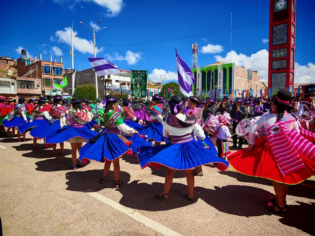 Dancers of the Jach'a Jilatas sikuris at the sikuri musical retreta