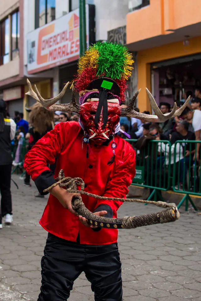 Bailarín de la diablada pillareña preparando el movimiento del acial