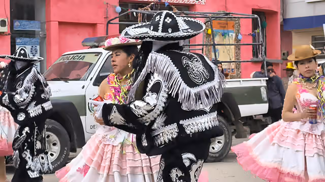 Pareja de danza de los Ch'utas en el Carnaval 2025