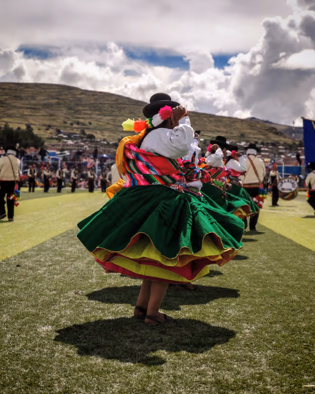 Bailarina del conjunto Chacareros de Coritamaya en el Jach'a Anata Phunchawi