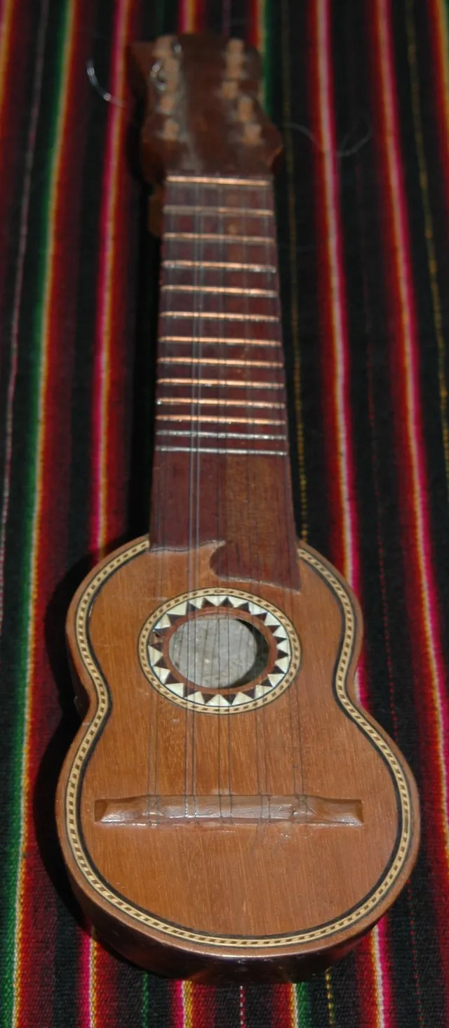 Charango de esternón de cóndor, vista frontal