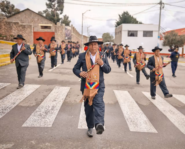 Desfile de autoridades comunales en la apertura del Jach'a Anata Phunchawi