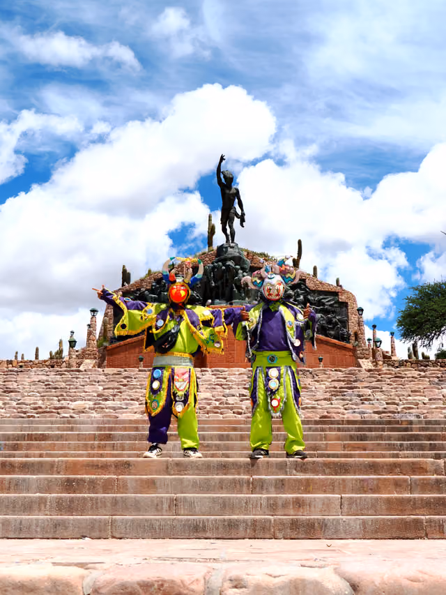 Diablos posando en el Monumento a los Héroes de la Independencia, Humahuaca (2026)