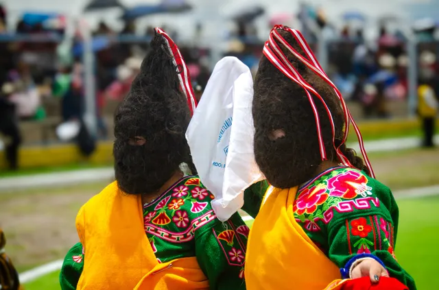 Danzarines negritos de Ccacca en el Jach’a Anata Phunchawi, carnaval de Acora 2025
