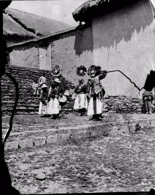 Quichua bailando frente a la iglesia de Pelechuco