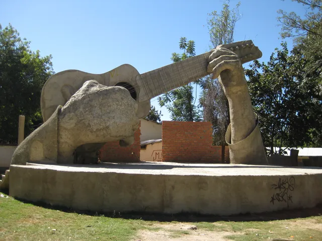Aiquile: charango monument