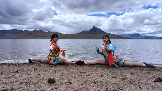 Female scissor dancers (Orcococha lagoon)
