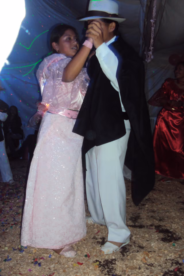 Baile en la ceremonia indígena de Primera Comunión, Otavalo