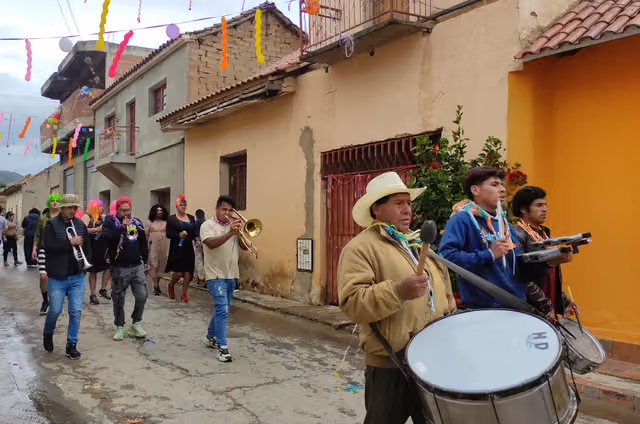 Comparsas with bass drum and trumpets in Villa Rivero