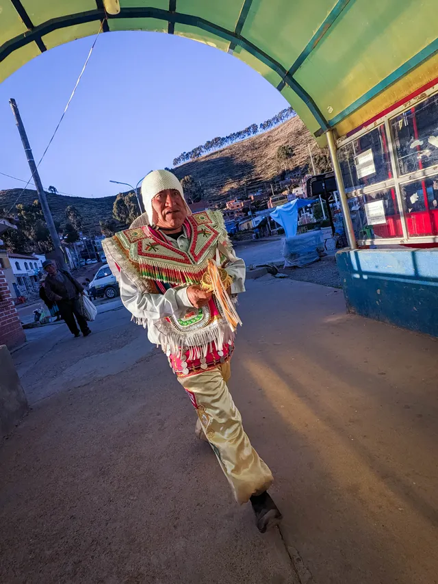 Bailarín de Kullawada en el estrecho de Tiquina