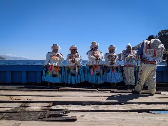 Kullawada dancers in the Tiquina strait (5)