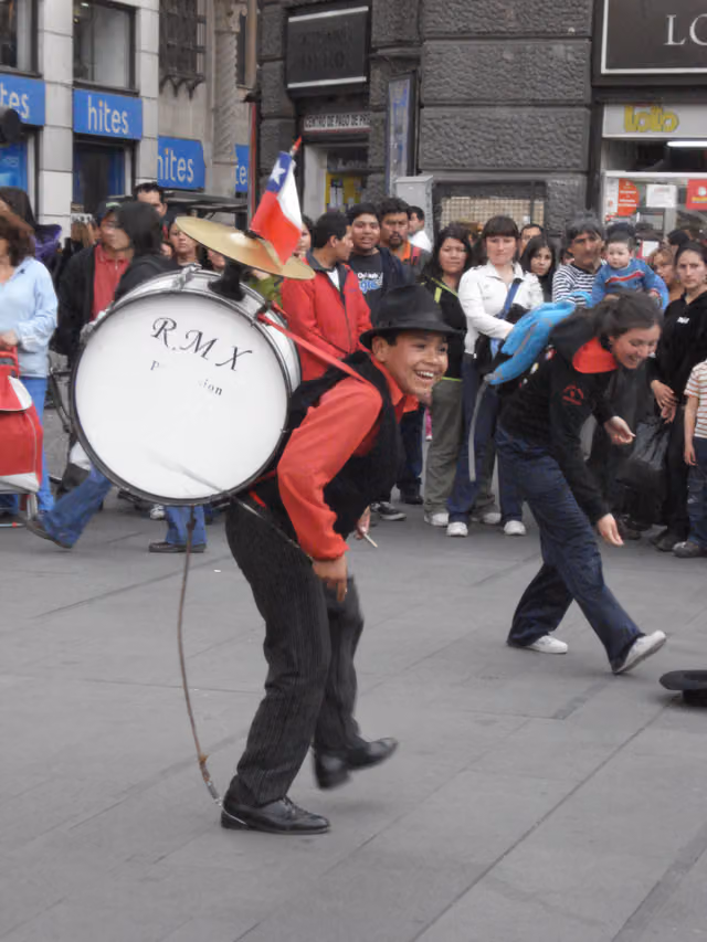Chinchinero en la Plaza de Armas de Santiago