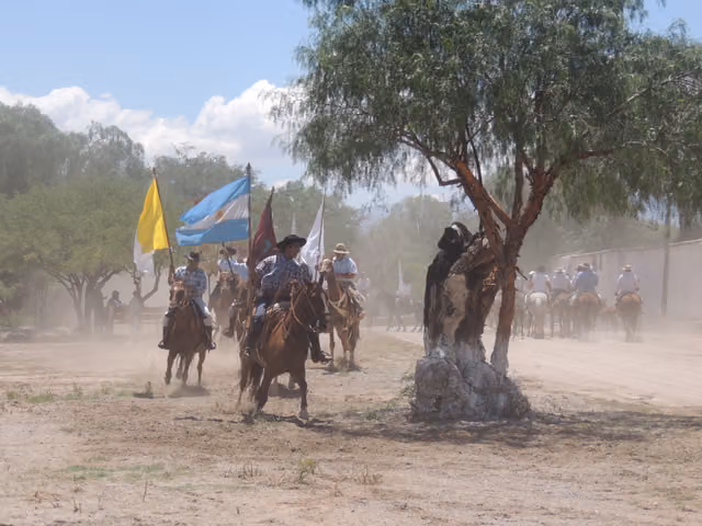 Grupo de alféreces montados con banderas en Molinos (55)