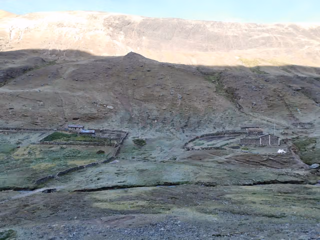 Stone houses of herders and caretakers at Qoylluriti